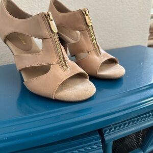Elegant Adrienne Vittadini Tan Open-Toe Heels with Gold Zipper